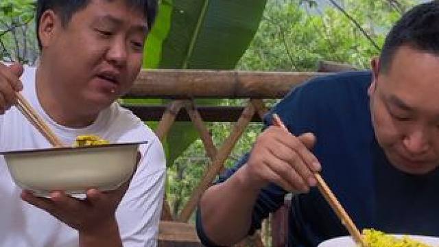 新鲜槐花搭配孔雀蛋，这香味你们想象不到！ #又到了吃槐花的季节 #去山海溜溜 #乡野春日地图 #我的