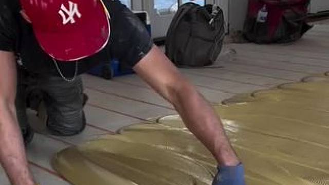 橡木地板的安装工艺。 #制作过程 #地面改造翻新 #强迫症看了很享受 #施工工艺