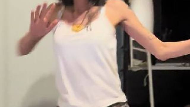 忙活半个点的周师傅终于意识到她在跳广播体操