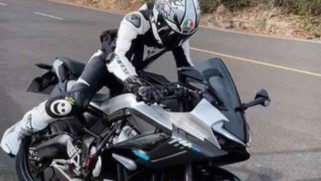 懦弱囚禁自由，愿你冲破枷锁。