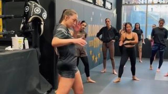 泰拳扫踢动作分析
#泰拳 #格斗 #暴力美学 #完美身材 #泰拳女孩