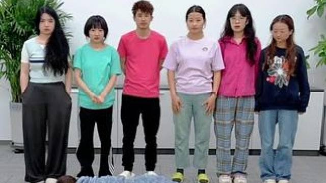 滚被子挑战，哈哈好玩 #真会玩系列 #意想不到的结局 #办公室游戏