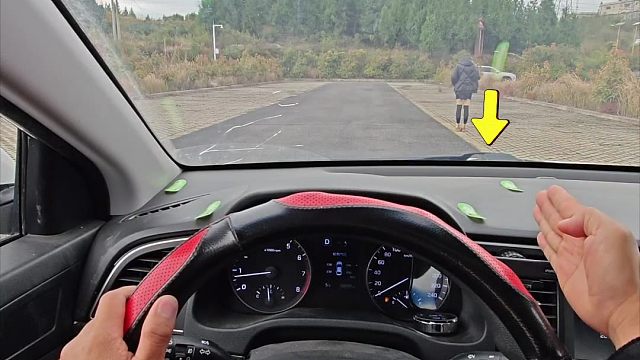 新手上路如何判断车头距离？教你一招，提升车距感就这么简单