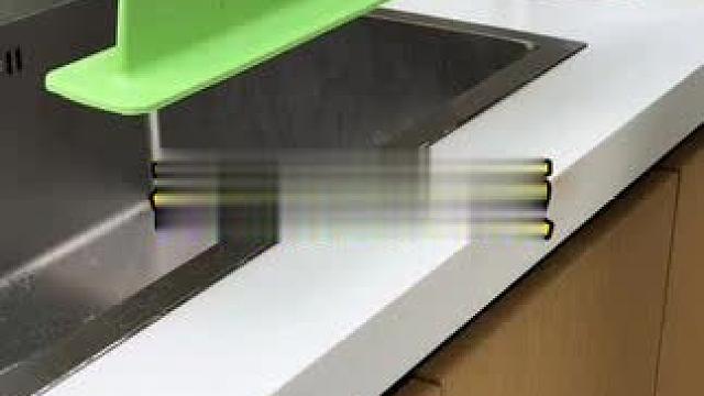 硅胶的挡水板 这种硅胶的挡水板，贴在厨房水油边，或者洗手台边，就不会把水溅出来了。#厨房好物  #防