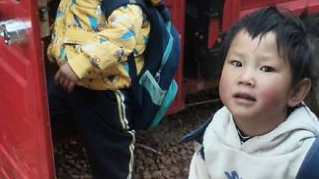 送老大老二上学，叫老二多多引导老大说话，老大不喜欢说话。 #记录孩子的点点滴滴