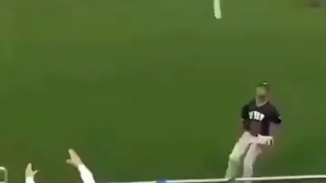 小孩抢救吉祥物，吉祥物里的人哭笑不得#足球  