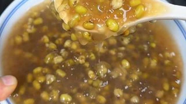 绿豆西米露，只需要一个电饭锅就能搞定，天热来上一碗特别的舒服#绿豆西米露