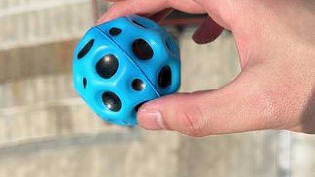 朋友：哇趣，第二个弹力也太好了吧啊~ #玩个很新的东西 #解压玩具