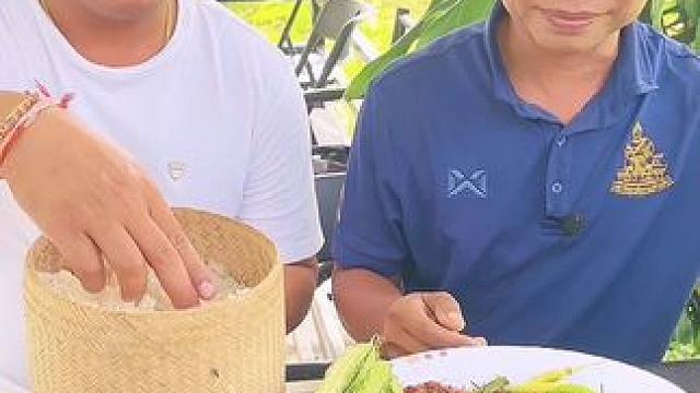 和朋友吃香米饭辣拌️牛肉 #美食 #泰国美食 #户外美食 #内容启发搜索