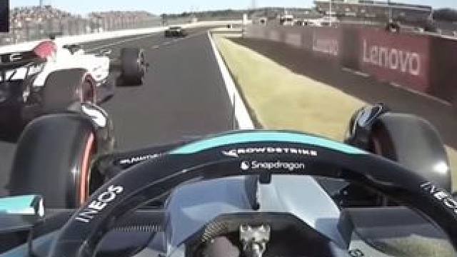 当拉塞尔试图在维修通道超车，但他的前车是维修区通道超车王#F1 #维斯塔潘 #拉塞尔 #f1巴林大奖