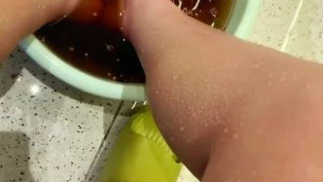 ＃泡脚的好处 睡前泡会脚，坚持一个月，会有什么变化，爱泡脚的朋友们赶紧试试吧＃冠军推荐 ＃泡脚＃艾叶