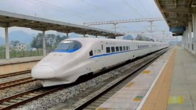 早上站台的乘客有车拍#中国铁路 #动车组 #CRH2A #高铁站 #铁路摄影