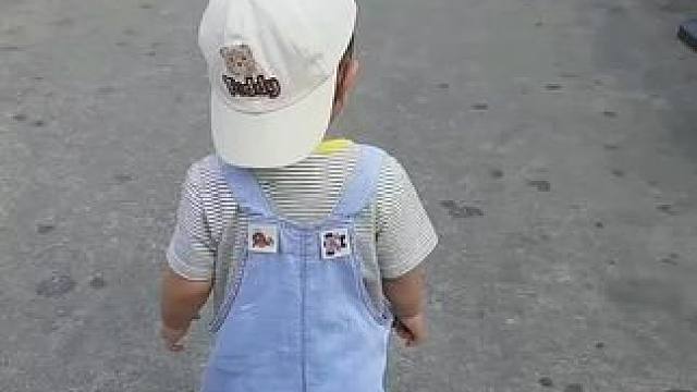 我们家的小外甥，今天专业带娃