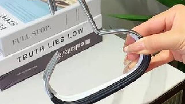 圆环衣架 圆环衣架 自从有了这个#圆环衣架  ，挂帽子，围巾，吊带都方便多了，衣柜也整齐干净啦#收纳