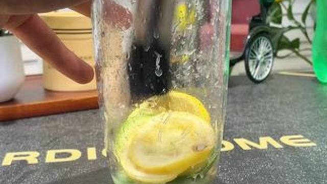 家里备一个雪克杯太方便了 家里备一个雪克杯太方便了!想喝水果茶都可以自己做啦!超方便.#自制饮品  