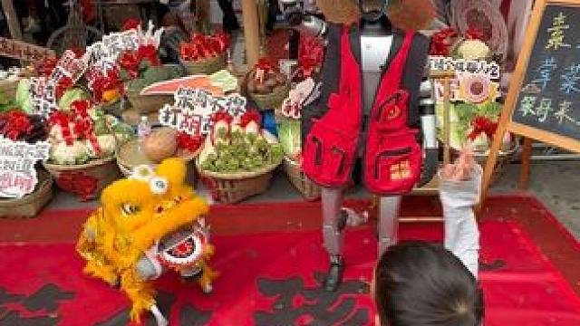 在成都，就连机器人和机器狗都要卖菜打工端盘子！ #给春天加一把柴米油盐 #为了这一口特意去吃   #