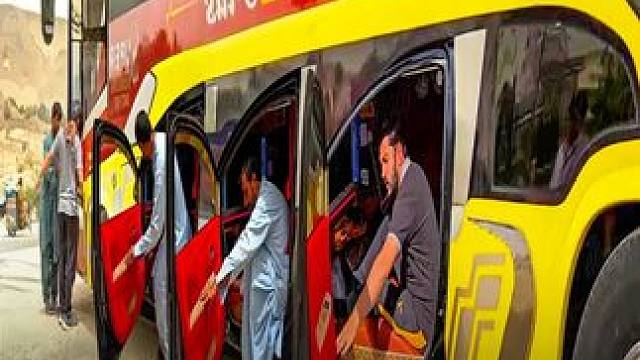 巴铁手工打造全球首量三层豪华巴士，最下层堪称“陆地头等舱”！ #豪华大巴 #汽车改造 #长知识