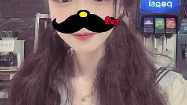 今天不能和你打游戏了，昨天睡得晚，魔女斗篷洗了没干，电刀也忘了充电，痛苦面具还被偷了#甜妹 #网瘾少