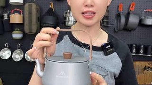 高颜值山之客户外烧水壶，实木的手柄，全铝合金的材质，而且还是长壶嘴的设计 #露营煮水壶 #户外烧水壶