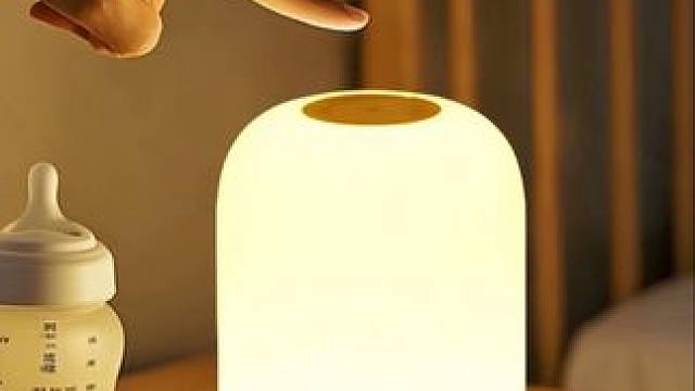 每一夜都需要贴心守护。专为宝宝与妈妈打造的小夜灯，散发着如晨曦般柔和的光线，既不会惊扰宝宝的甜梦，又
