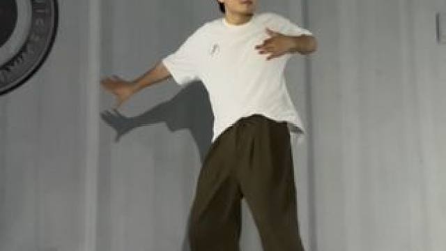 牛牛碰到喜欢的人都知道应一应 我碰到喜欢的人却不敢说话 也许牛牛比我更适合做人#舞蹈#抒情编舞#mo