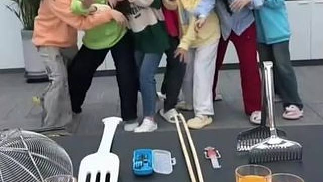 盛多少吃多少，七七也太可怜了哈哈 #蓝月亮 #蓝月亮洗衣液 #办公室游戏 #真会玩系列