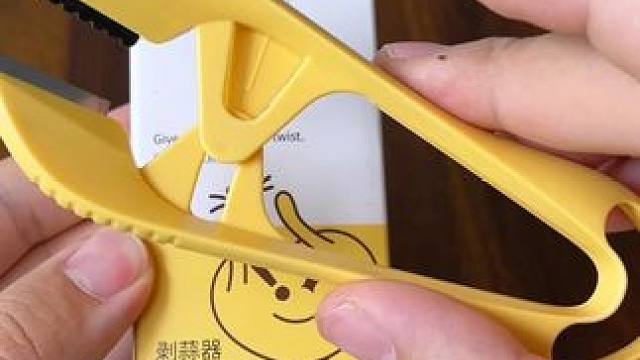 扒蒜用这个不锈钢 #剥蒜夹 ,以前用手剥蒜剥的手疼，有了这个剥蒜夹子好了，剥蒜省时省力#大蒜去皮小妙