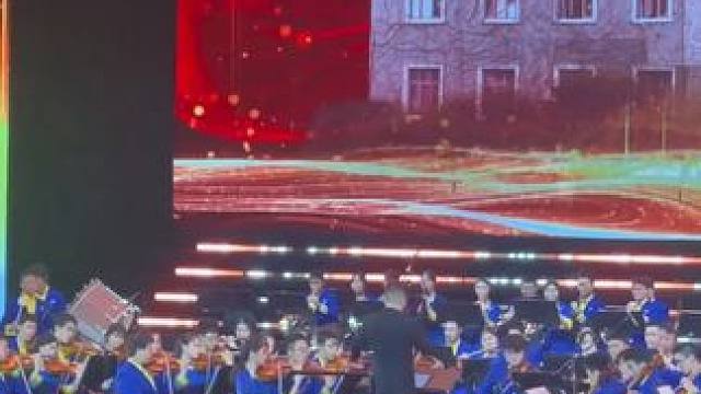 因为自己淋过雨，所以也愿意为更多人打一把伞，被师生之间的托举感动到了#国货品牌的担当和温度  #成都