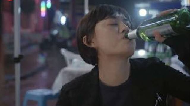 韩青心里不痛快便去喝酒，在这个大排档同样的位置，曾经钟伟也带她来过……#孙俪 #罗晋 #东方卫视乌云