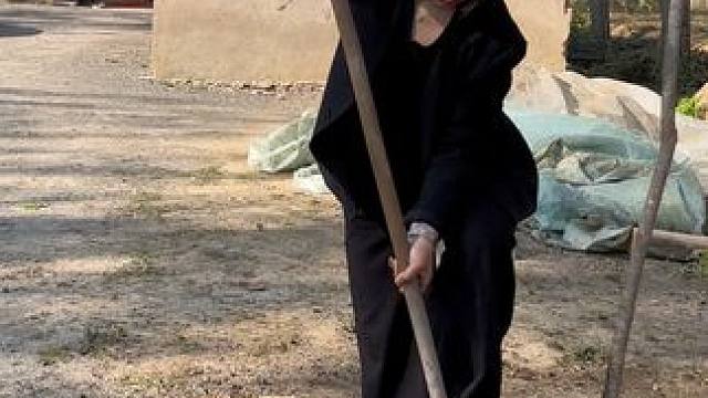 小老头你生前在的时候就喜欢在门口种菜 我们就按照你的想法把家门口种满了各种蔬菜：有小葱 西红柿 辣椒