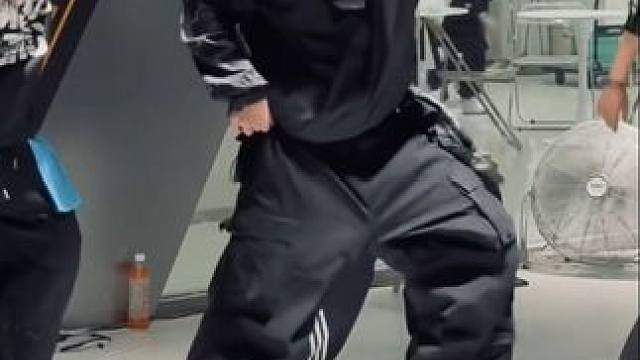 今天有点装#小五编舞 #原创编舞 #孙悟空seventeen #帅哥