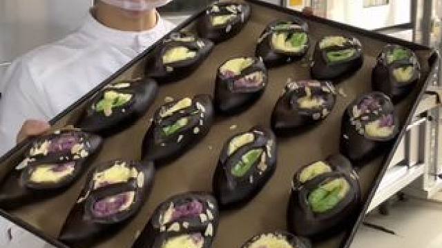 高颜值碱水面包，开心果乳酪双拼碱水，桑葚乳酪双拼碱水，外皮有独特的碱水香气，有韧性又不失柔软，始于颜