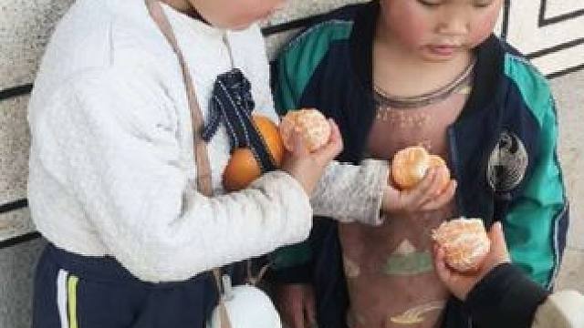 今天给四个孩子买了橘子。#可爱的小吃货