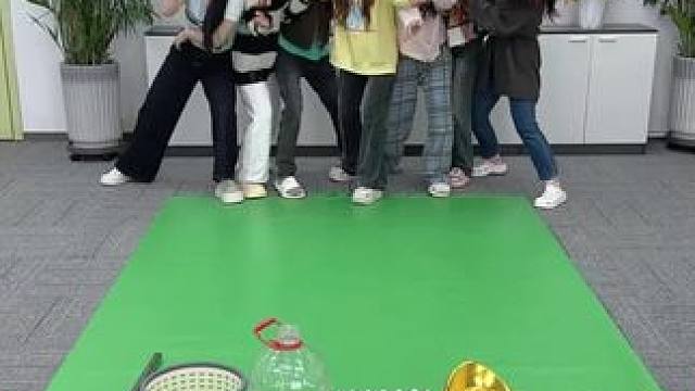 接多少拿多少，哈哈好玩 #办公室搞笑 #一定要看到最后 #真会玩系列