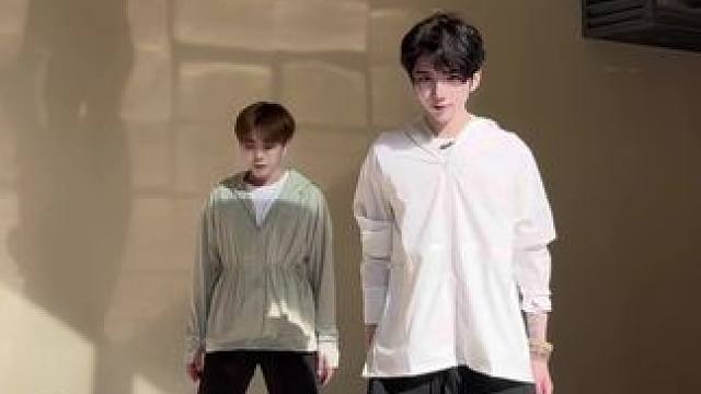 晨曦漫过窗台时，他为她温好热牛奶；暮色爬上鬓角处，二老笑语间翻着老相册。膝下小儿追着风筝跑，女儿踮脚