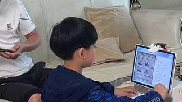 学习有了这神级辅助，老爹可算是有小孩哥带着上分了！#九年义务教育已经进化成这样了吗