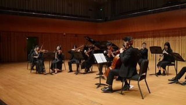 从《圣诞快乐，劳伦斯先生》到《末代皇帝》，坂本龙一的每一段旋律都是一个故事。在这场音乐会上，让我们跟