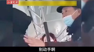 小伙不給老人讓座，被對(duì)方連扇4個(gè)耳光，老人猝死家屬索賠50萬(wàn) #讓座  #讓座風(fēng)波  #公交車