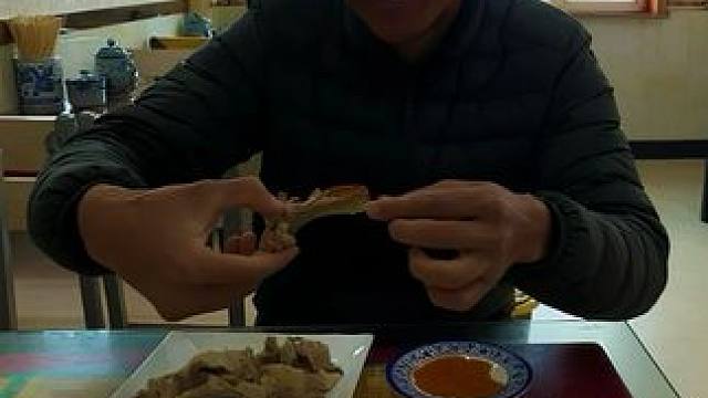 终于骑出无人区，在极度饥饿下吃顿手抓羊肉，入住小旅店洗澡充电 #刘伟元的旅行 #骑行青海 #无人区穿