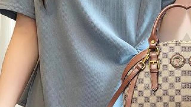 夏季不规则洋气T恤简直是胖妹妹的时尚救星 大码姐妹们，这件衣服真的是越看越好看，而且特别显年轻，它是