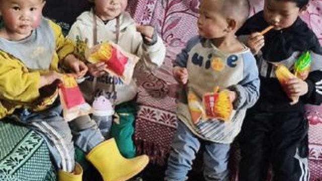 给四个孩子买了一点零食，吃得好开心。#记录生活点滴