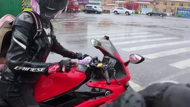 那些年陪你一起淋雨的人 还在你身边吗#机车情侣 #机车 #无极rr660s #情侣