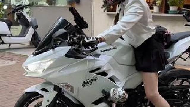 女孩子骑车好帅呀#女骑 #机车女骑 #摩托车 #ninjia400