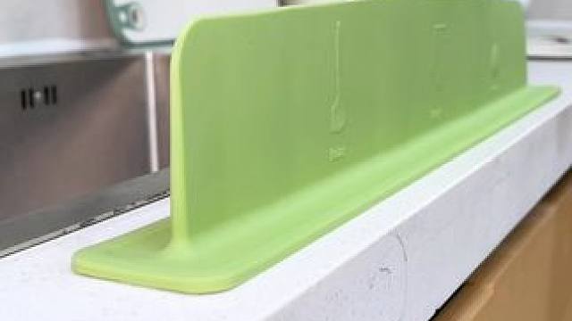 这种硅胶的挡水板，贴在厨房水油边，或者洗手台边，就不会把水溅出来了。#厨房好物  #防溅挡水板 #硅