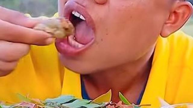 剁椒料汁️水煮原味大苦肠 #户外美食 #美食 #泰国美食 #内容启发搜索