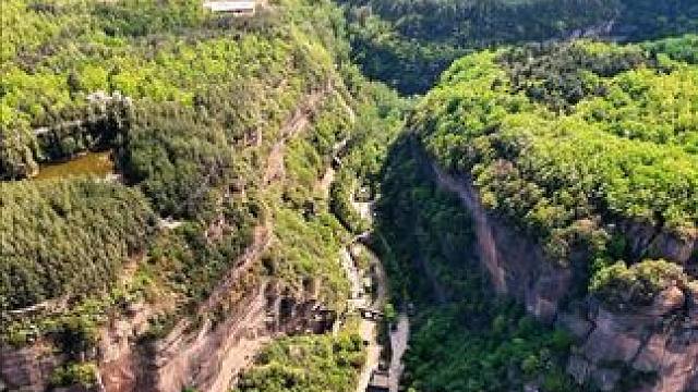 看看高空下的剑门关就知道蜀道难难于上青天#一夫当关万夫莫开#剑阁是个好地方#春来广元#千村万象乡影广