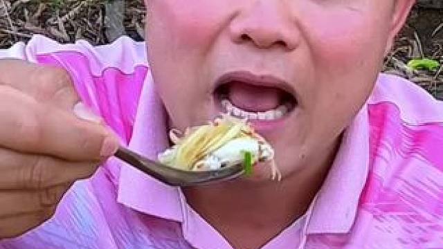 大鱿鱼须子木瓜丝凉拌生蚝肉害羞草 #我的乡村生活 #泰国大叔#泰国美食#内容启发搜索 #户外美食