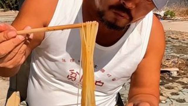 沙大厨的早餐就喜欢吃面，比吃饺子都香#露营美食 #穷游