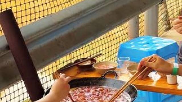 #户外美食 #野炊 #火锅 #田园生活乐趣多 樱桃成熟季野炊火锅的同时还能吃到樱桃