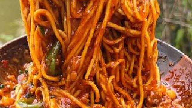 今天做了一锅豌杂面香惨了，裹满豌杂和杂酱的面条一口下去太美妙了！#妈呀太香了 #重庆美食 #嘎嘎好吃